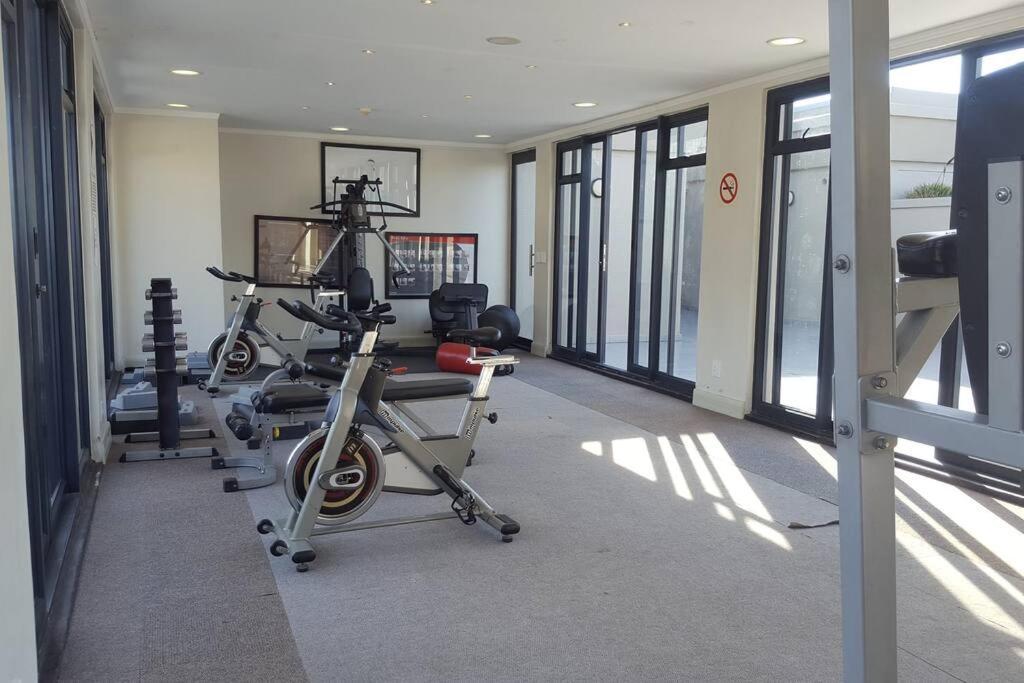 Four Seasons 818- Spacious Cbd Studio - Onsite Parking, Gym & Rooftop Pool Διαμέρισμα Κέιπ Τάουν Εξωτερικό φωτογραφία